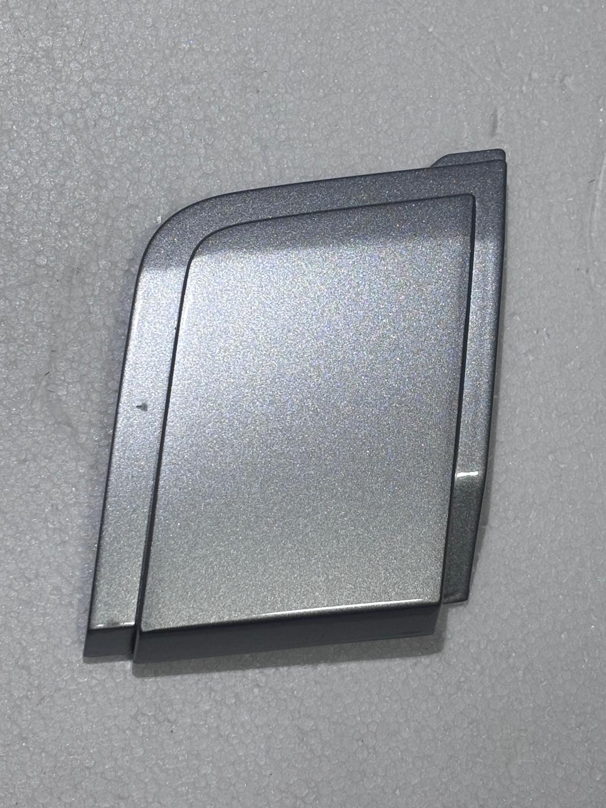 Abdeckung Verdeckklappe links vorn (klein) VW New Beetle Cabrio 1Y0871993 – original, gebraucht, lackiert LA7W Reflexsilber Metallic